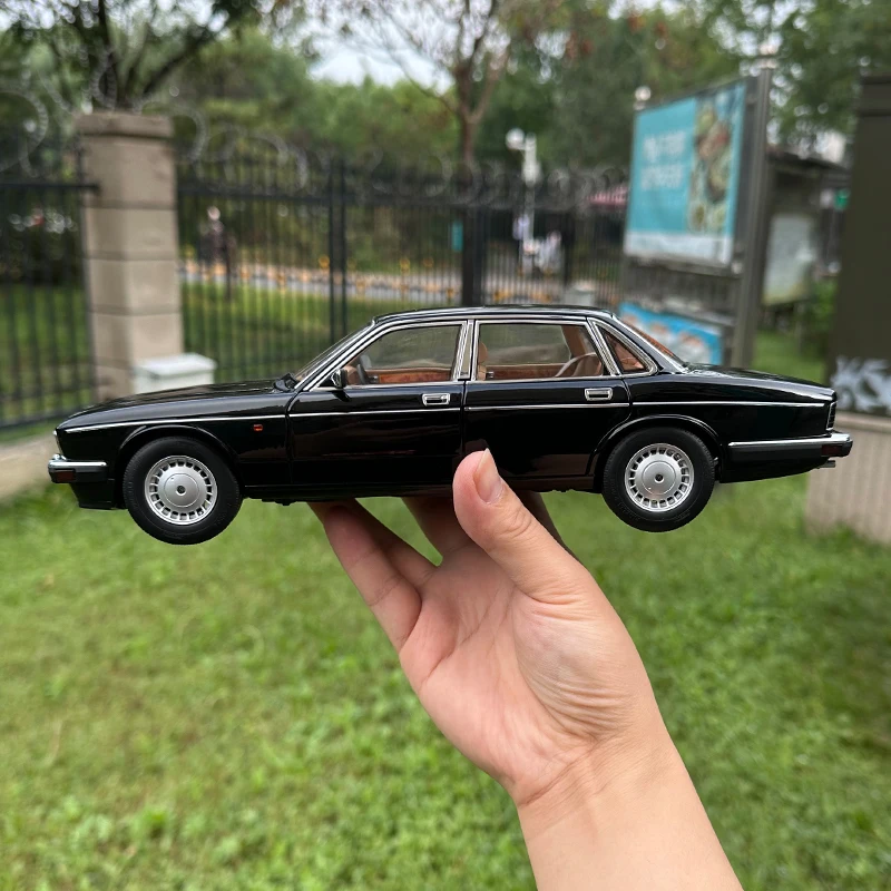 Almost Real Ar 1/18 Jaguar Xj6 Daimler Xj40 Car - Image 4
