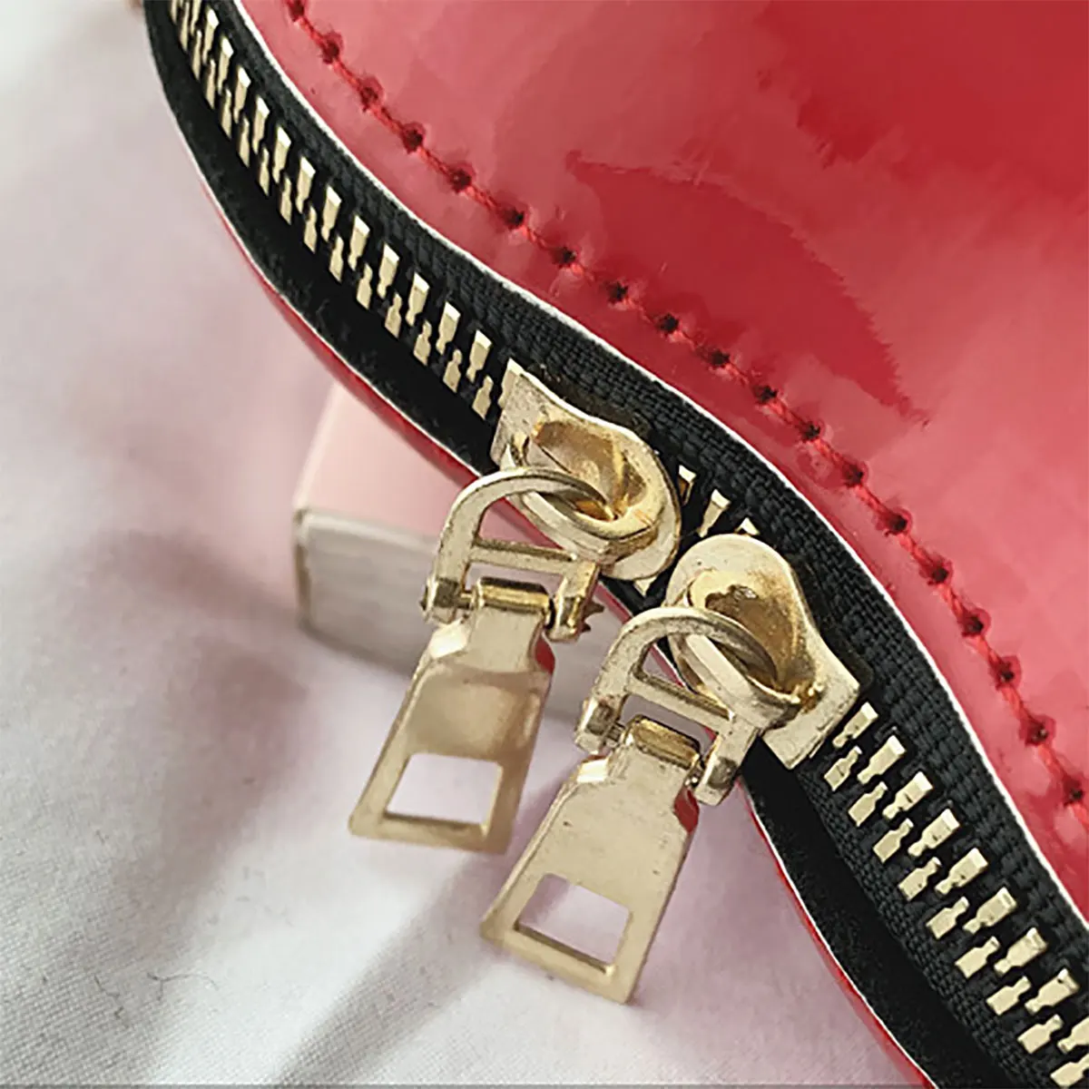 Niche Red Lip Shaped Chain Bag - Image 3